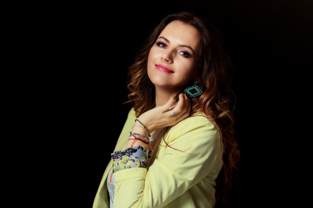 Oana Ungureanu, Ionela Mardare și Domnul Problemă pe scena Târgului de Crăciun la Neamț, vineri, 3&nbsp;ianuarie