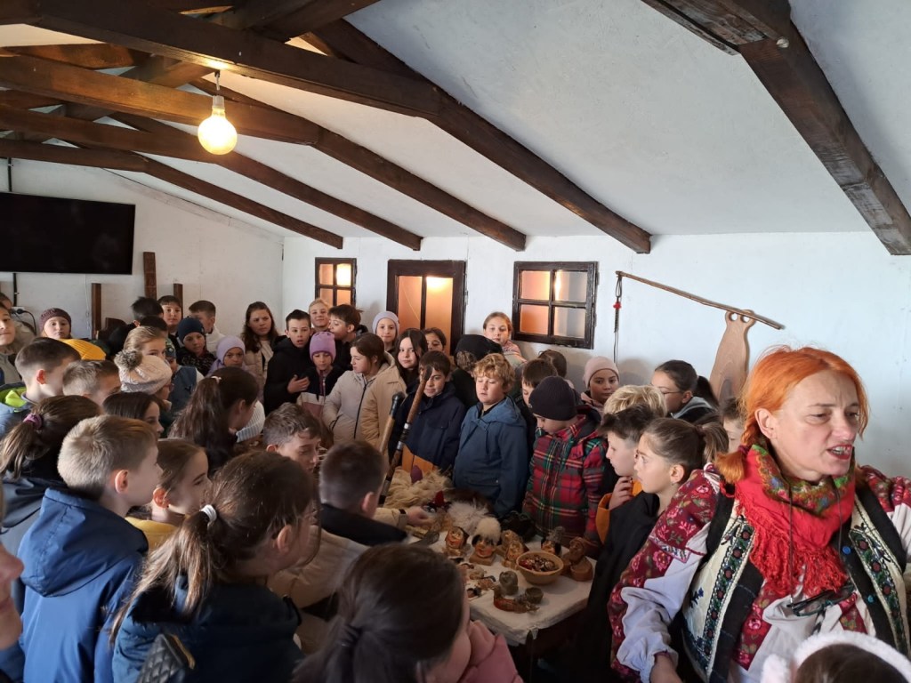 Elevii din Tașca au vizitat atelierul meșterului Ionela Lungu în Târgu&nbsp;Neamț